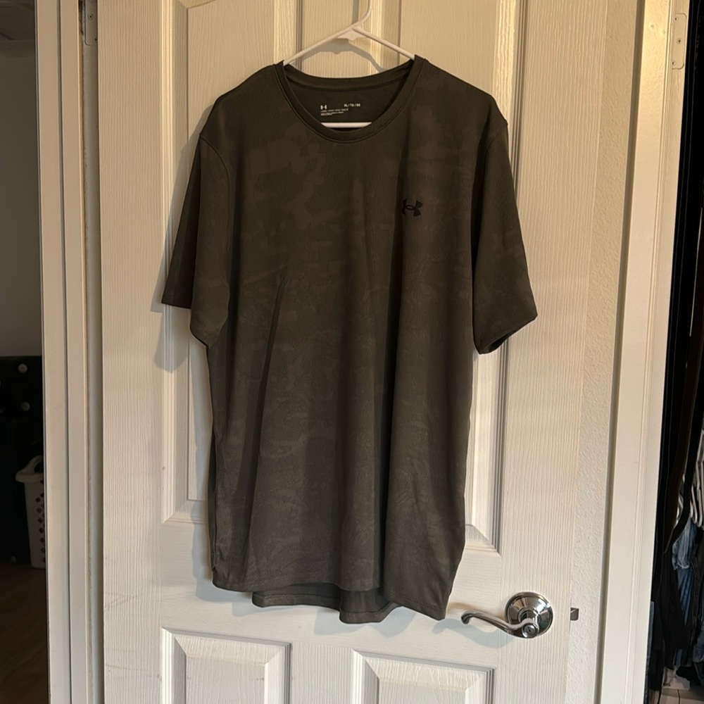 Under armor men’s loose fit tee XL like new